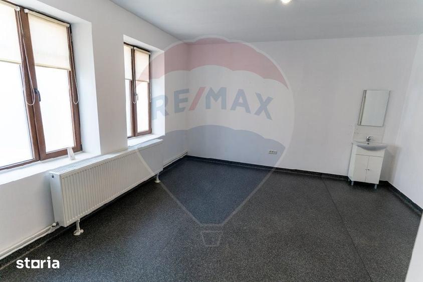 Casă cu 5 camere cu Teren 302 Mp în Central