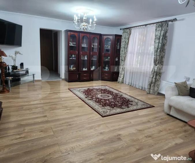 Casă cu 9 camere cu Teren 1500 Mp în Criș