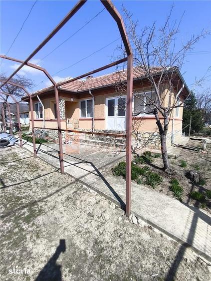 Casă cu 3 camere semidecomandat cu Teren 844 Mp în Pietroasele