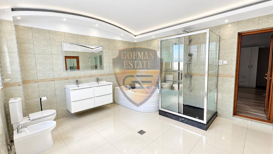 Casă individuală cu 8 camere cu Canalizare în Brătianu