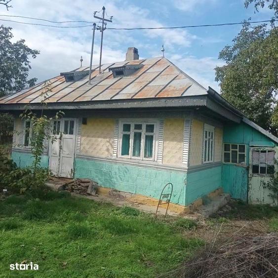 Casă cu 2 camere cu Teren 2500 Mp în Central