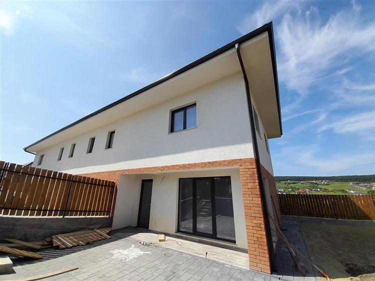 Duplex cu 4 camere cu Canalizare în Chinteni