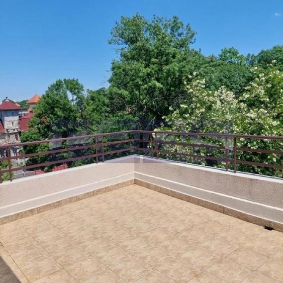Apartament cu 5 camere decomandat în Kiseleff