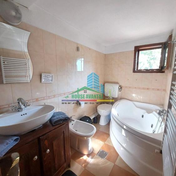 Casă cu 8 camere cu Teren 1050 Mp în Lepșa