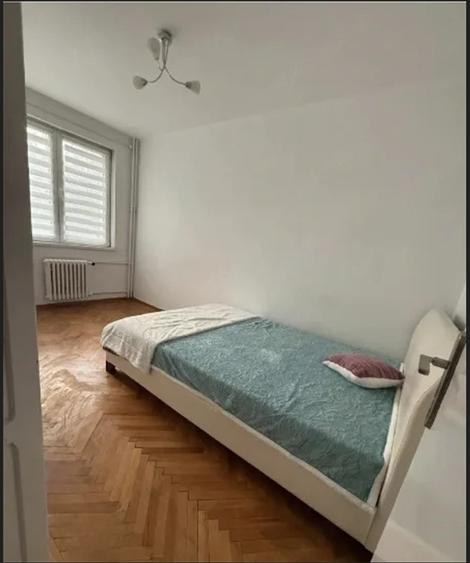 Apartament cu 3 camere semidecomandat, mobilat în Pajura