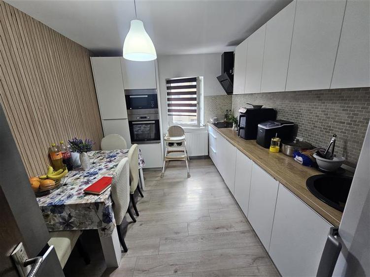 Apartament cu 3 camere decomandat, mobilat în Micro IV