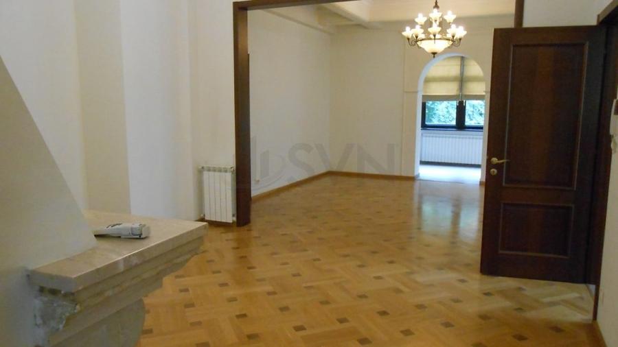 Apartament cu 5 camere decomandat în Capitale