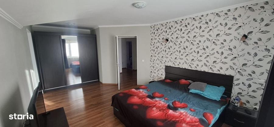 Casă cu 3 camere în Vânătorii Mici