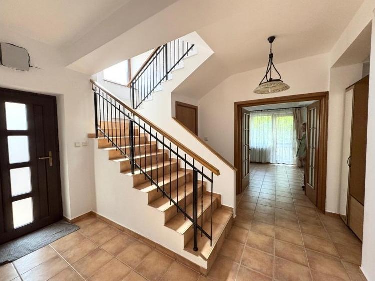 Casă cu 8 camere cu Teren 250 Mp în Tei
