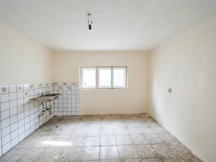 Casă cu 3 camere cu Teren 1940 Mp în Biharia