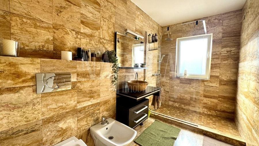 Apartament cu 5 camere semidecomandat în Florești