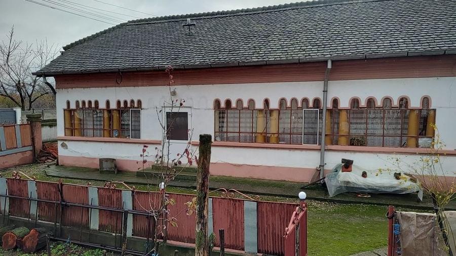 Casă cu 4 camere în Basarabi