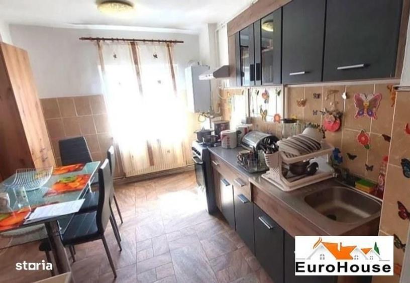 Apartament cu 4 camere decomandat în Cetate