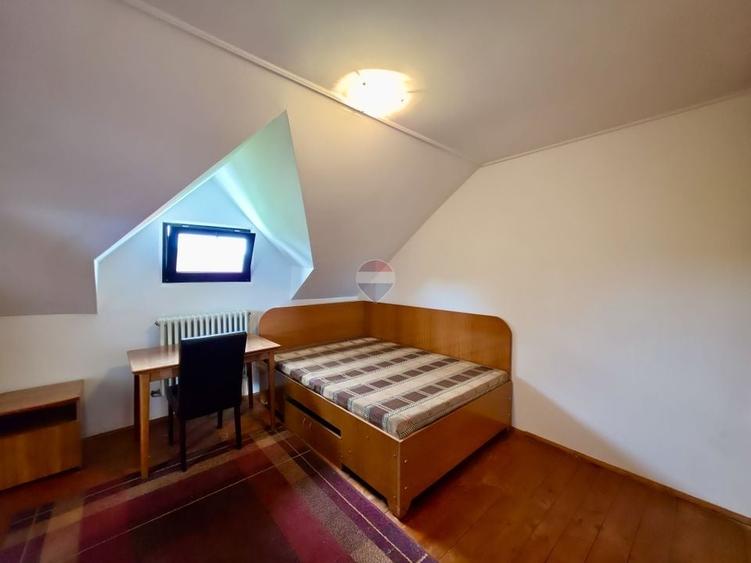 Casă individuală cu 15 camere cu Teren 1092 Mp în Câmpinița