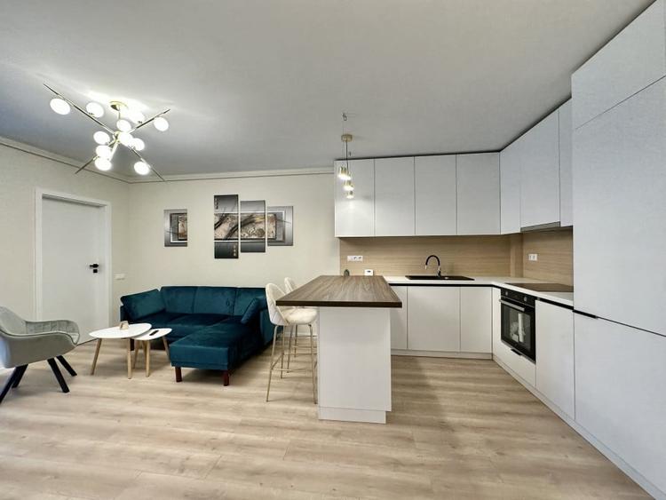 Apartament cu 3 camere semidecomandat, mobilat în Zorilor