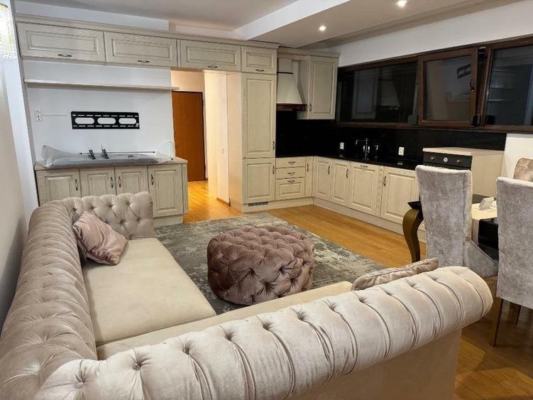 Apartament cu 3 camere decomandat, mobilat în Casin