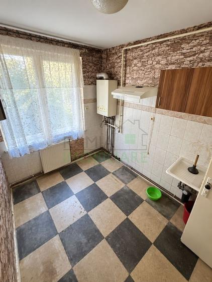 Apartament cu 3 camere semidecomandat în Tractorul