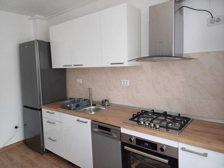 Apartament cu 2 camere decomandat în Apărătorii Patriei