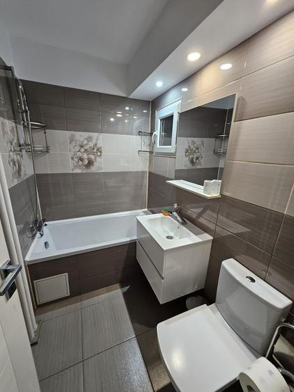 Apartament cu 3 camere semidecomandat, mobilat în Ultracentral