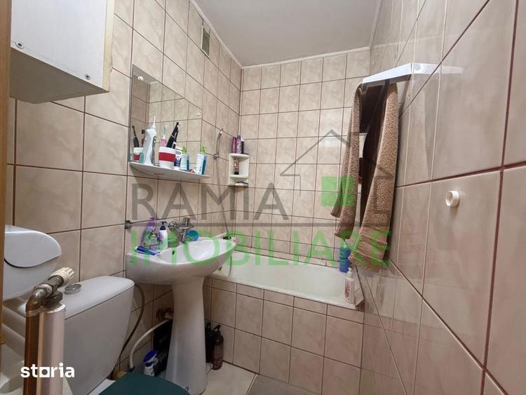Apartament cu 3 camere semidecomandat, mobilat în Florilor
