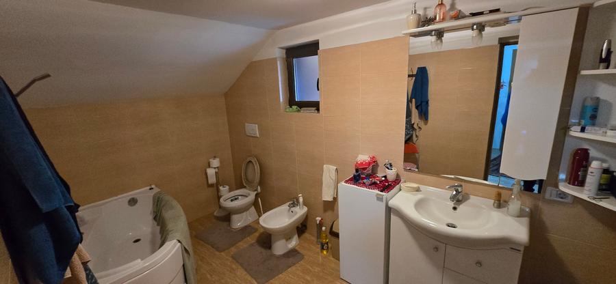 Casă individuală cu 5 camere cu Garaj în Petrești