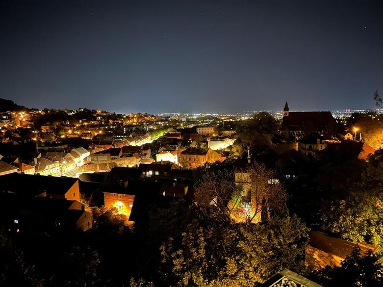 Casă individuală cu 5 camere cu Canalizare în Ultracentral