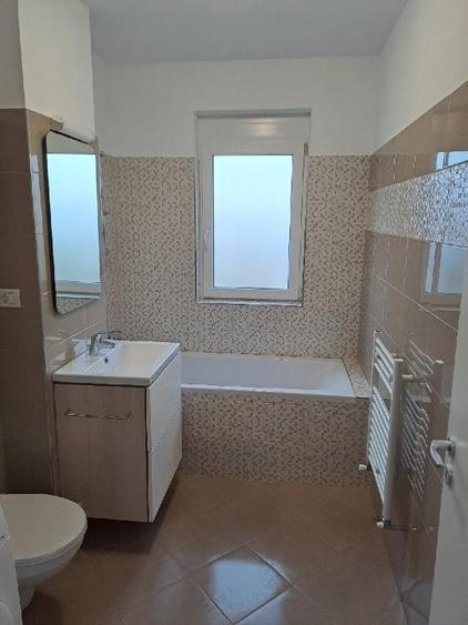 Apartament cu 3 camere semidecomandat, mobilat în Aradului