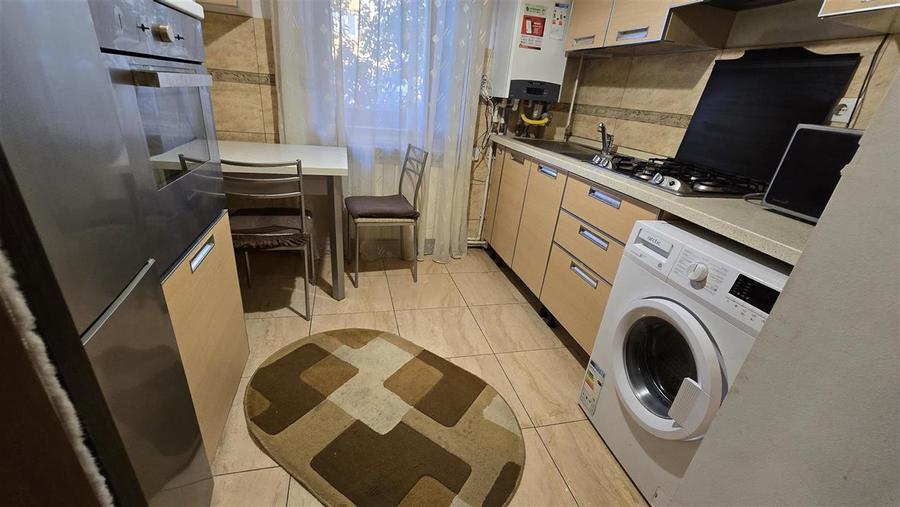 Apartament cu 3 camere decomandat, mobilat în Central
