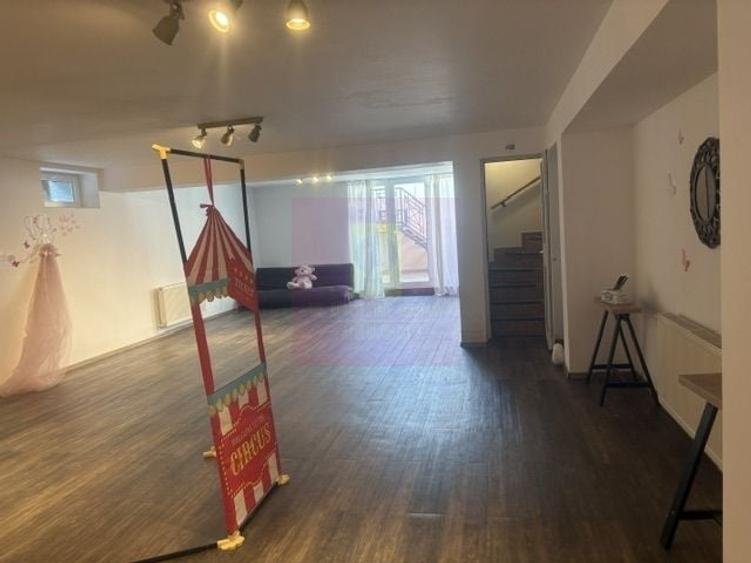 Casă cu 10 camere în Drumul Sării