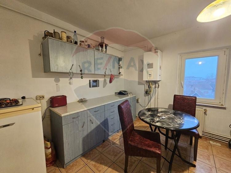 Apartament cu 6 camere decomandat în Central