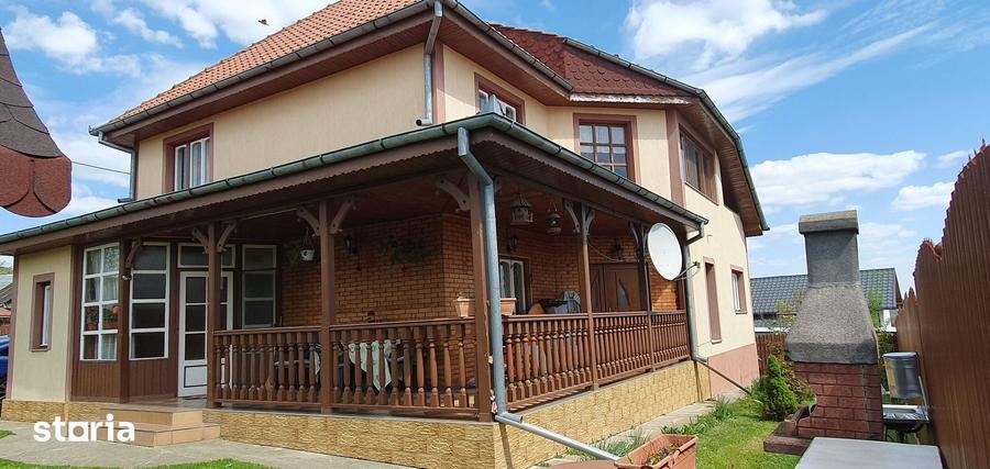 Casă cu 7 camere cu Teren 748 Mp în Borlești