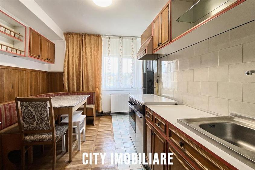 Apartament cu 4 camere decomandat în Semicentral