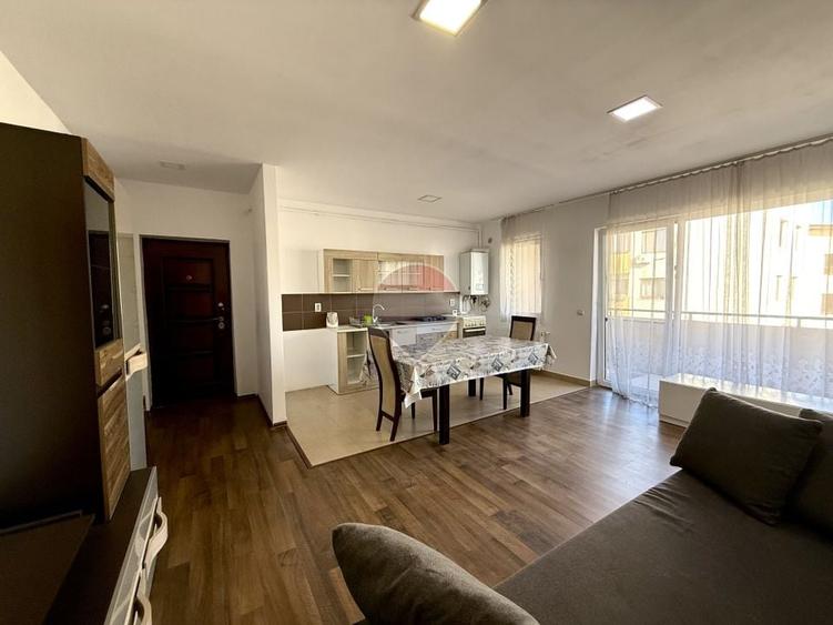 Apartament cu 3 camere semidecomandat, mobilat în Florești