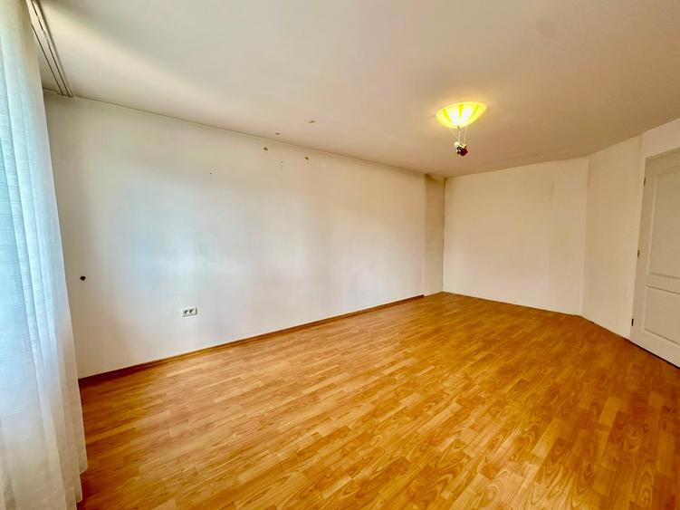 Casă individuală cu 14 camere cu Garaj în Central