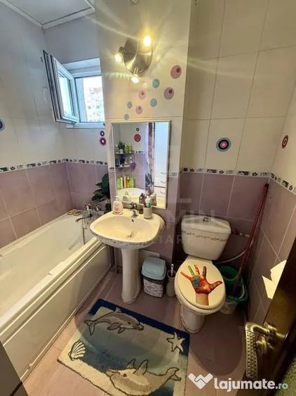 Apartament cu 3 camere semidecomandat în Craiovița Nouă