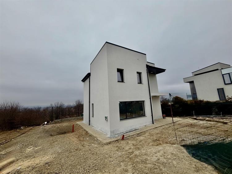 Casă cu 4 camere decomandat cu Teren 500 Mp în Bârnova
