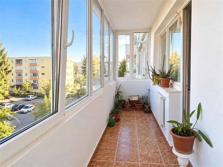 Apartament cu 3 camere semidecomandat în Astra