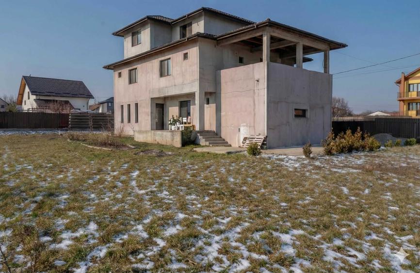 Casă cu 4 camere în Breazu