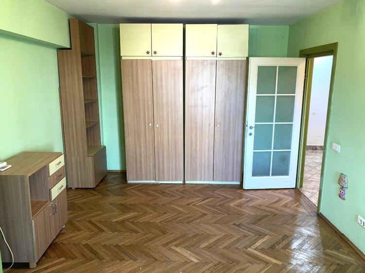 Apartament cu 4 camere decomandat în P-ța Victoriei