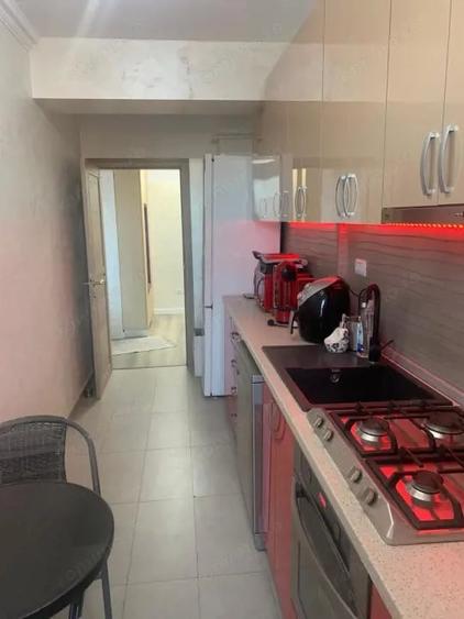 Apartament cu 3 camere decomandat, mobilat în Calea București
