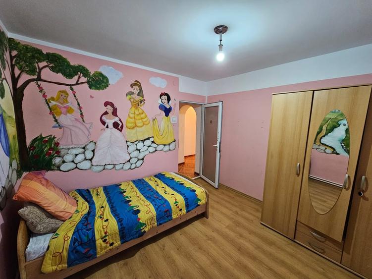 Apartament cu 4 camere decomandat în Micro 18