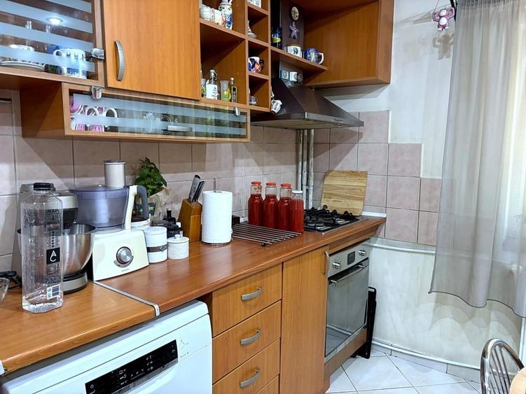 Apartament cu 4 camere decomandat, mobilat în Sebastian