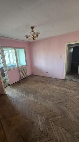 Apartament cu 3 camere semidecomandat în Govândari