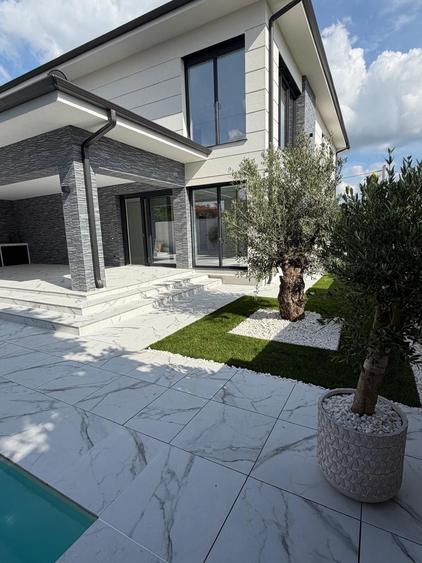 Casă cu 4 camere cu Piscina în Central