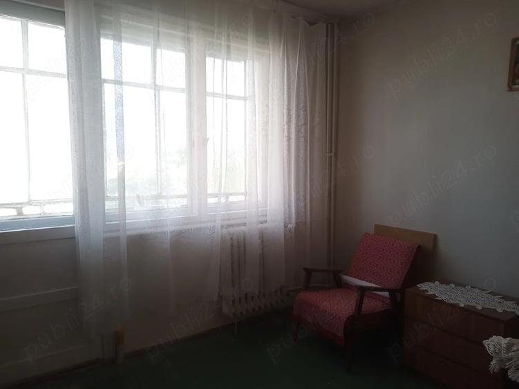 Apartament cu 3 camere semidecomandat în Andrei Mureșanu