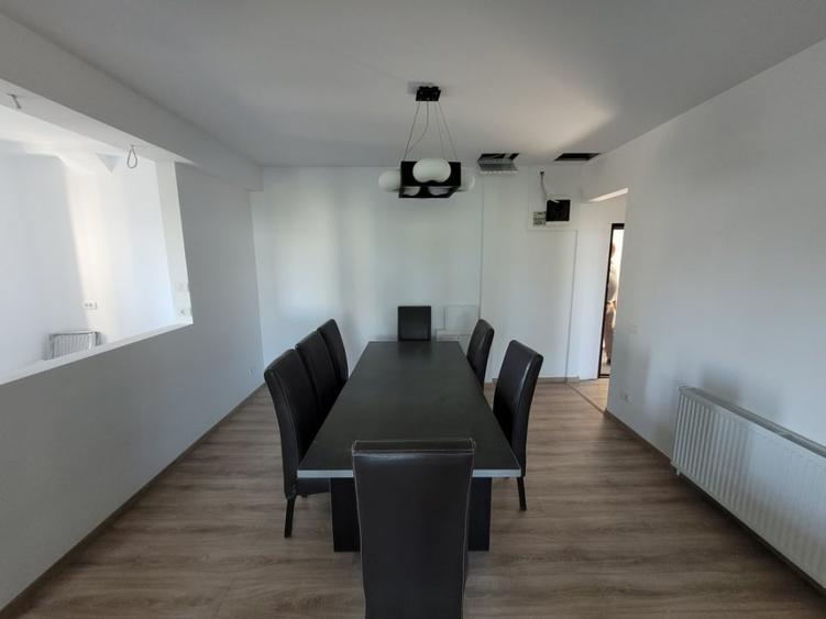 Apartament cu 5 camere decomandat în Armeneasca