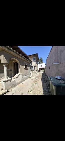 Casă cu 6 camere cu Teren 200 Mp în Exterior Vest