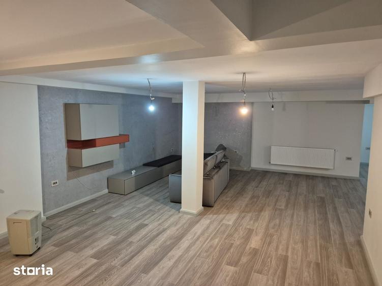 Casă cu 7 camere cu Teren 400 Mp în Central