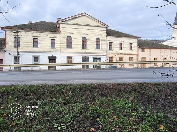 Casă individuală cu 12 camere cu Canalizare în Central