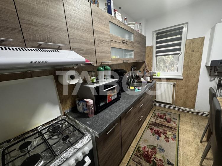 Apartament cu 3 camere semidecomandat, mobilat în Mihai Viteazul